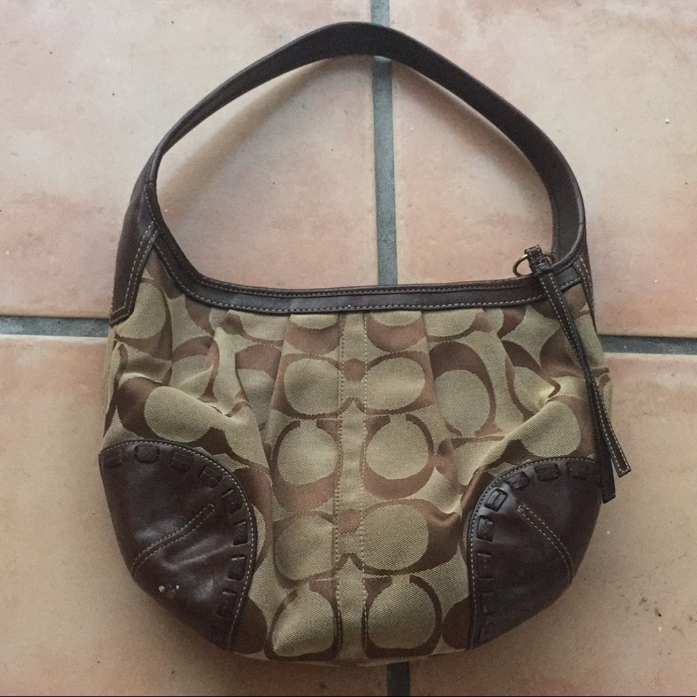 Coach Handbag. - Picture 2 of 6